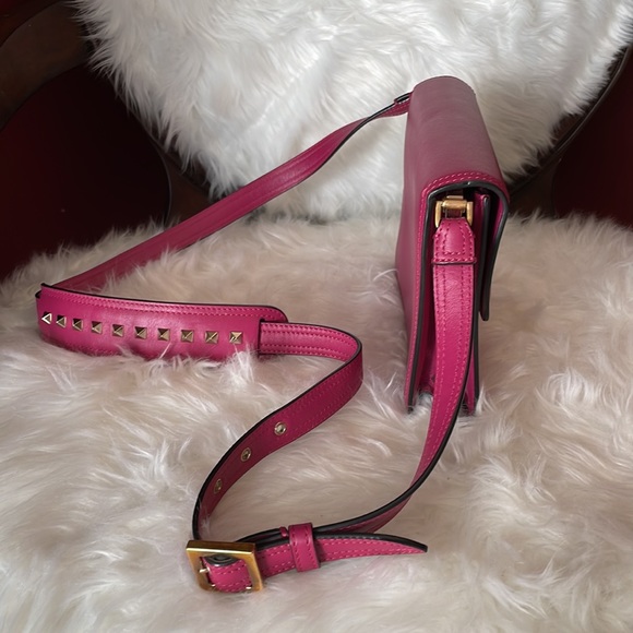100% AUTHENTIC VALENTINO ROCKSTUD CROSSBODY BAG IN LEATHER FUSHIA. - Picture 3 of 8